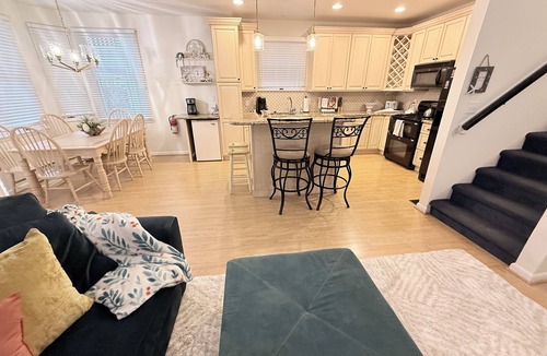 Gold Coast Condo | 23RD & ASBURY - TOO CUTE 3 BR 2 BATH- Goldcoast area! Free linens for 7+ booked