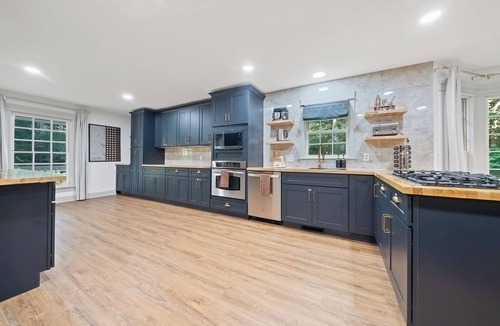 Northeast Raleigh House | 25 Guests/Luxe Estate w/Pool Table + Bar