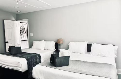 Nauck House | 25 Lux Room 4 - 2 Queen Beds, Shared Bathroom - Nonsmoking