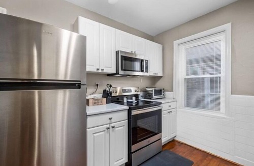 Clifton Heights Apartment | 2BD 2BA Duplex in quiet South City with easy access to I-44, near hospitals, parks, etc. Each unit has a queen bed, kitchen, fast WiFi, smart TV, and in-unit laundry. Ideal for solo travel, couples, or professionals. Free parking. No smoking.