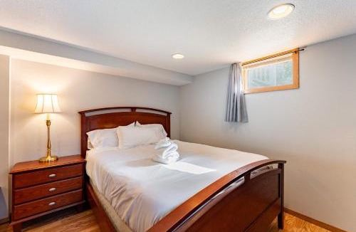 Oakdale Apartment | 2BR Basement - Near St Paul - WFH Desk & Patio
