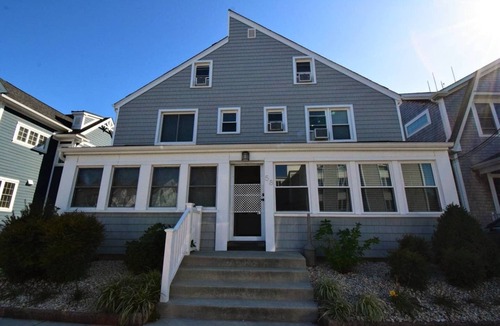 The Pines Condo | 2BR Condo in Heart of Downtown - Walk to Beach & Shopping