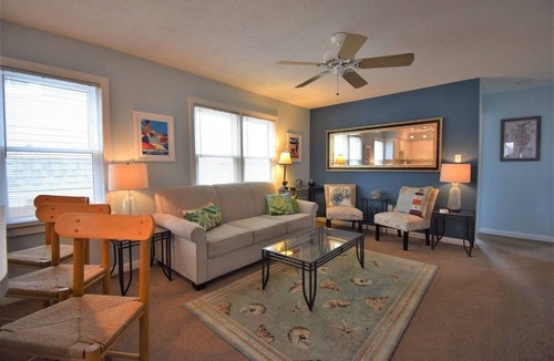 The Pines Condo | 2BR Condo in Heart of Downtown - Walk to Beach & Shopping
