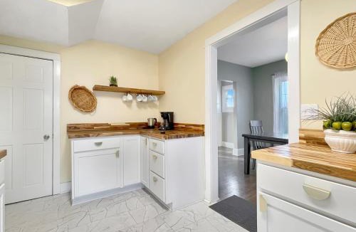 Des Moines House | 2BR Family Charmer Duplex near Drake