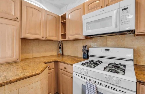 Asbury Park House | 2BR Guest House - Sleeps 6 - Walk to Beach & Fun