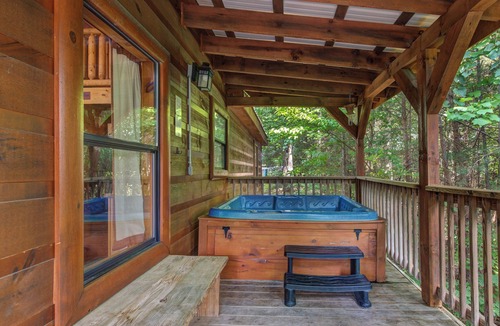 Caton Cabin | 2BR, Hot tub, games, free attraction tickets!