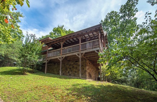 Caton Cabin | 2BR, Hot tub, games, free attraction tickets!