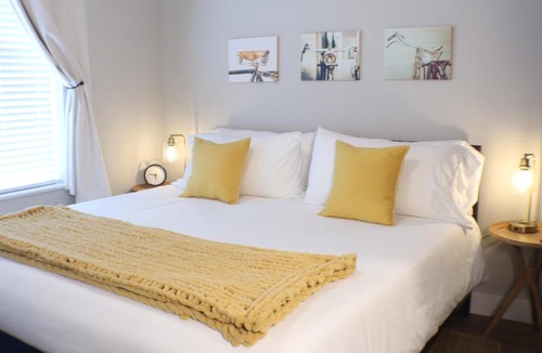 Rogers Apartment | 2BR, OZ Bike Park Walmart PoolGymUWA