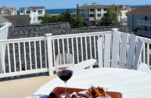 Gold Coast Condo | 2nd floor, 3BR/2BA condo + ROOF DECK, Beach Block in the Gold Coast, Linens incl