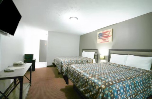 Glenwood Hotel | 3 Accommodations of Clean & Modern Rooms | Near Hwy 34 | Free Parking