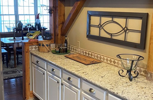 Glencoe House | 3+ acres, fast wi-fi, garage parking, Koi pond