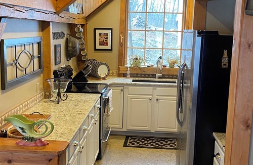 Glencoe House | 3+ acres, fast wi-fi, garage parking, Koi pond