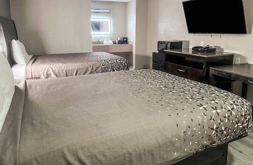 Guntersville Hotel | 3 Affordable Rooms Steps from Kiwanna's Park Adventures – Just 3 Miles Away