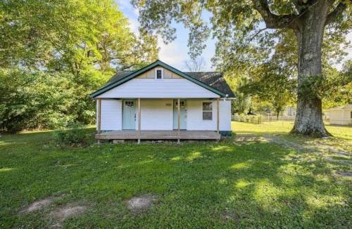 Decherd House | 3 bed 2 bath Renovated Home Near the Lake