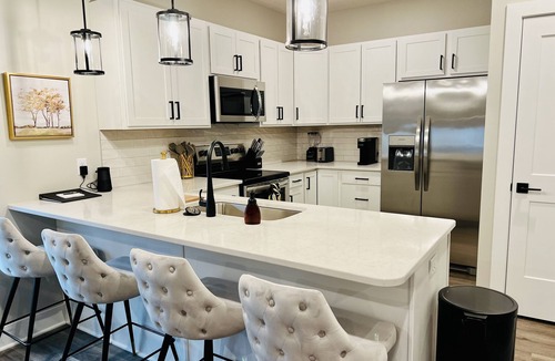 Dahlman House | 3 bed 4 bath Townhouse w Porch & Rooftop deck- 5 min to Downtown!