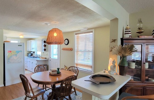 Merritt Cottage | 3 bed cottage, Bohemian vibe, boat dock & S.porch