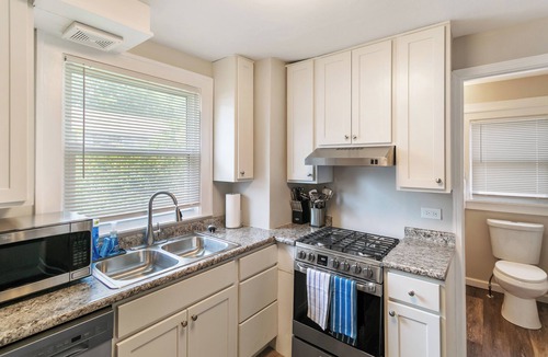 Highwood House | 3 Bed Home in DT Highwood - Steps to Train Station!