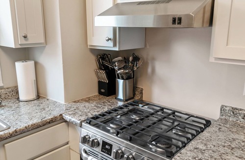 Highwood House | 3 Bed Home in DT Highwood - Steps to Train Station!