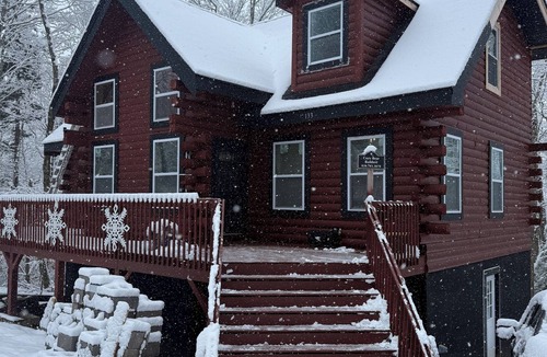 Charter Hills Cabin | 3 bedroom 2.5 bath Log Cabin HVAC in Beech Mountain perfect getaway sleeps 10!