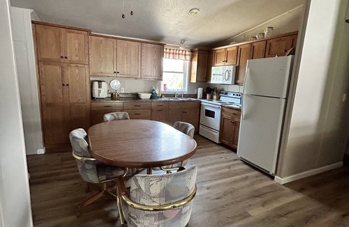 Stoutsville House | 3 Bedroom 2 Bath Cabin nestled in the woods minutes from Mark Twain Lake.