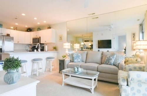 Heron Harbour Isle Condo | 3 Bedroom 2 Bath Condo Canal view with Pool, WiFi, Full Kitchen
