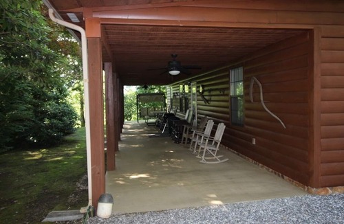 Qualla Cabin | 3-bedroom 3-bath cabin 6 minute drive to Harrah's Casino - 1 Gig internet