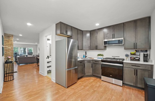 Irving Park Apartment | 3 Bedroom Apartment, 15 min drive to Wrigley Field