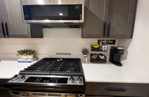 Irving Park Apartment | 3 Bedroom Apartment, 15 min drive to Wrigley Field