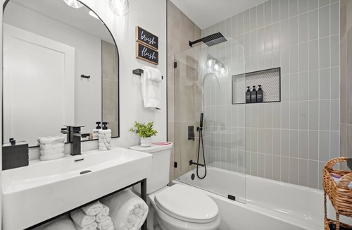Irving Park Apartment | 3 Bedroom Apartment, 15 min drive to Wrigley Field
