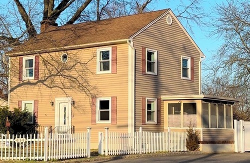 South River House | 3-Bedroom Home with Fireplace & 130-Inch Projector – Great for Family Getaways!