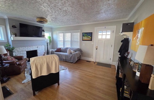 Benson House | 3-bedroom house in beautiful Omaha with cozy living spaces