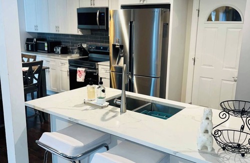 Aurora House | 3-bedroom house in delightful Aurora with cool AC and comfort