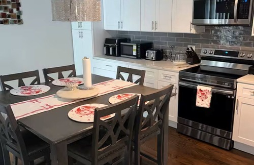 Aurora House | 3-bedroom house in delightful Aurora with cool AC and comfort