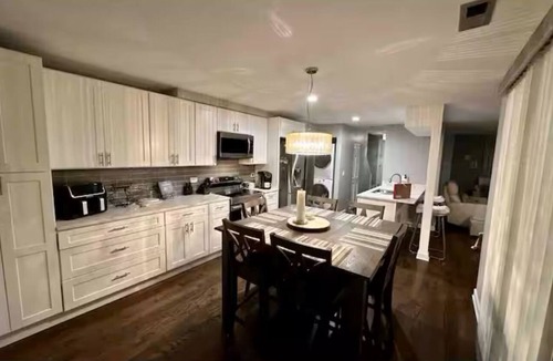 Aurora House | 3-bedroom house in delightful Aurora with cool AC and comfort