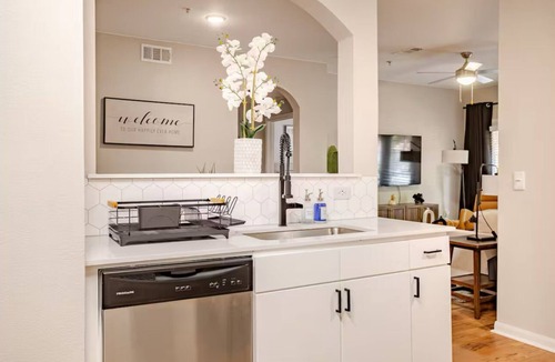 Downtown Oklahoma City Apartment | 3-bedroom Modern apartment in downtown Bricktown with 24/7 gym and pool