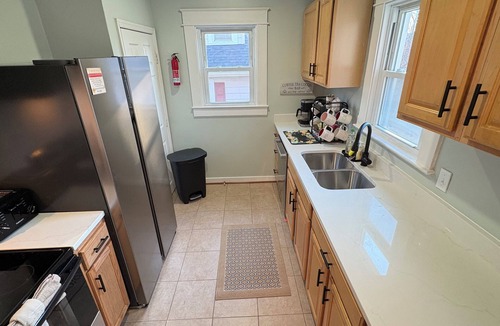 Triangle House | 3-bedroom Queen & King Beds 2 Bath 5 minutes to Quantico I95 Top Level of SFH