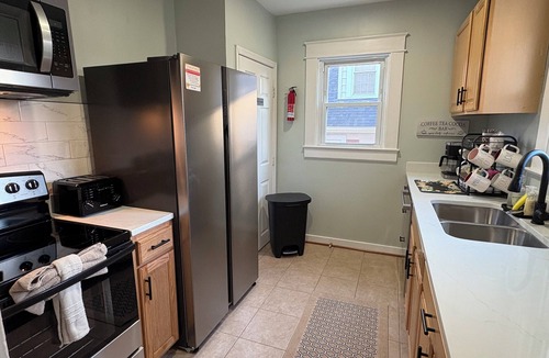 Triangle House | 3-bedroom Queen & King Beds 2 Bath 5 minutes to Quantico I95 Top Level of SFH