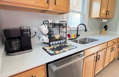 Triangle House | 3-bedroom Queen & King Beds 2 Bath 5 minutes to Quantico I95 Top Level of SFH