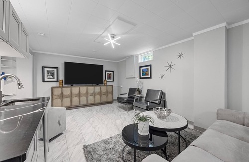 University Heights House | 3 blocks from the University of Iowa Kinnick Stadium & Hospital