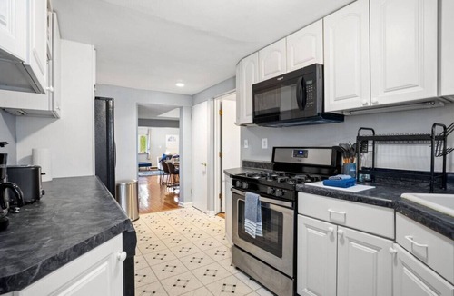 Shadyside House | 3 BR home|Steps from Walnut Street w/Free parking!