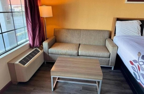 St. George Hotel | 3 Budget Rooms Near Dining – Flat-Screen TV & Comfort for Road Trippers
