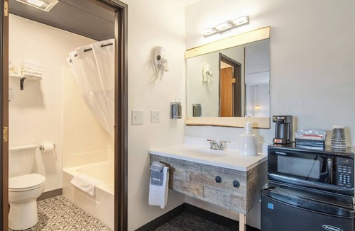 Pinnacles Entrance Badlands Hotel | 3-Hansen Inn & Cabins, Room, Double Queen, Ground Floor, No Smoking, No Pets