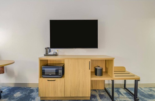 Huntsville Hotel | 3 Huntsville Rooms w/Seasonal Outdoor Pool, Free Parking & Breakfast
