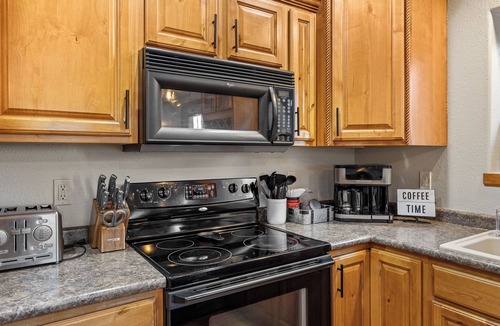 Deadwood House | 3 King Beds * Game Room * Heated Garage * Trails