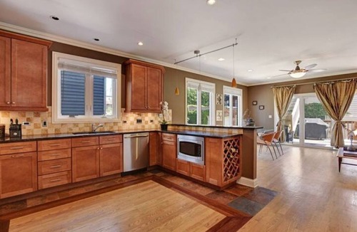 West Town House | 3-Levels.11Beds.Sleeps 20. 10min walk to Train. Rooftop+Spa Bath+Garage.