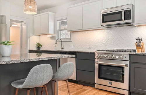 Aksarben - Elmwood Park House | 3 Living Rooms, 2 Garages, Gym & Chef’s Kitchen for a Group!