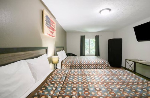 Glenwood Hotel | 3 Lodgings Queen Stay near Near Hwy 34 | Easy Commute | Free Parking