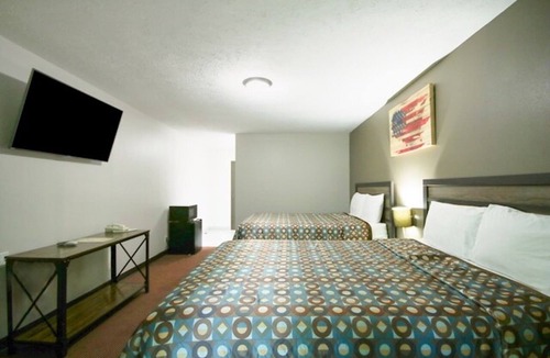Glenwood Hotel | 3 Lodgings Queen Stay near Near Hwy 34 | Easy Commute | Free Parking