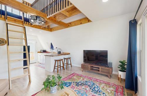 Leesville Apartment | 3 Mi to Lake Murray: Dog-Friendly Cabin w/Deck