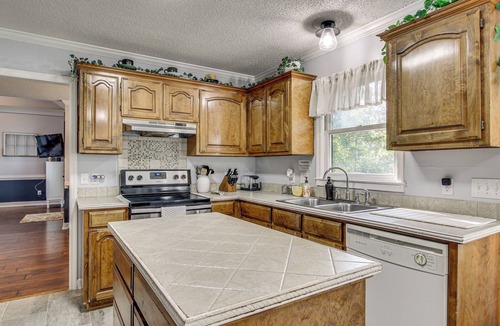 Lexington Cottage | 3 Mi to Marina: Quiet Getaway w/Deck in Lexington